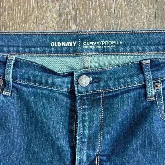 Old Navy Jeans.  Women’s size 16 SHORT. Curvy Profile, mid rise. - Picture 2 of 5